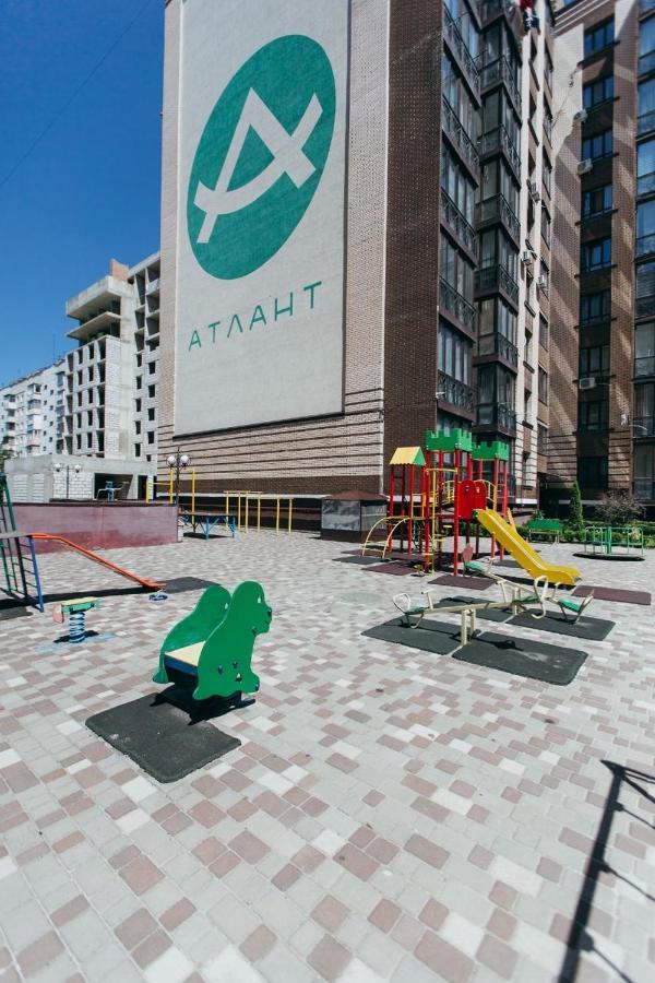 Atlant Luxury: Spacious Family Apartment on Golovna Chernivtsi Exterior photo
