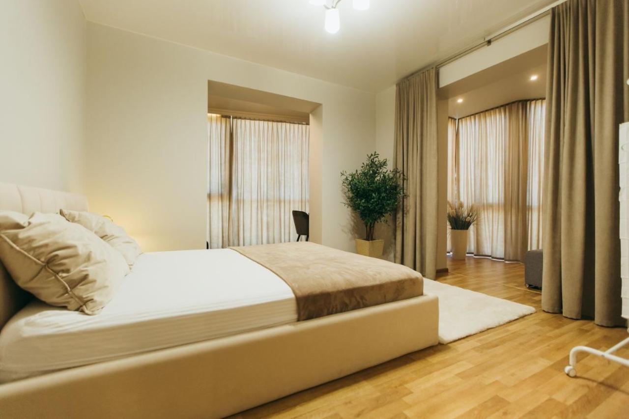Atlant Luxury: Spacious Family Apartment on Golovna Chernivtsi Exterior photo