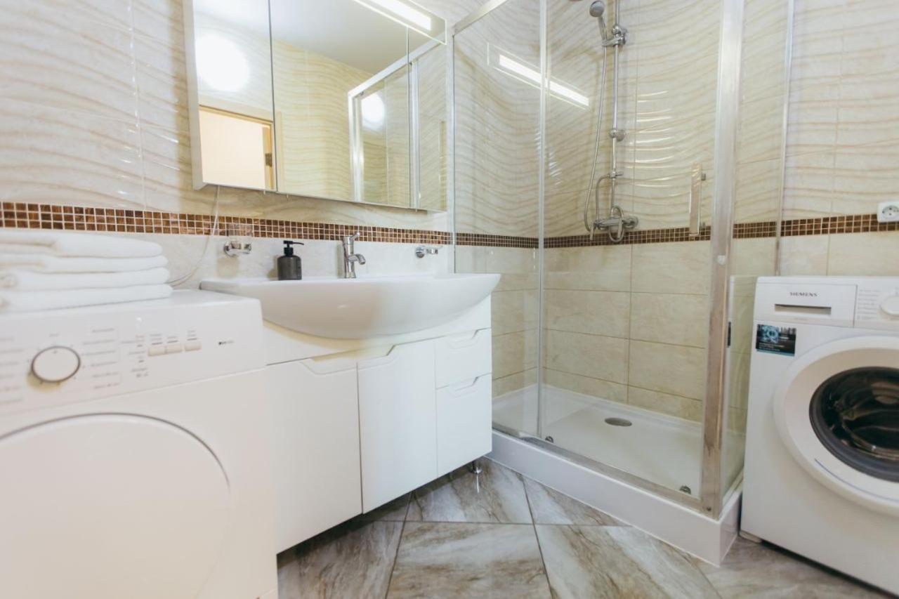 Atlant Luxury: Spacious Family Apartment on Golovna Chernivtsi Exterior photo