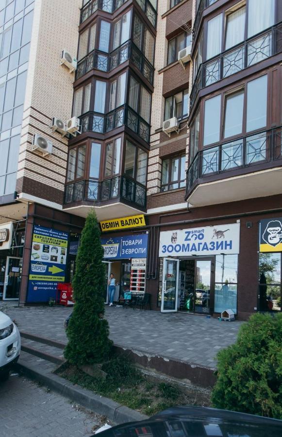 Atlant Luxury: Spacious Family Apartment on Golovna Chernivtsi Exterior photo